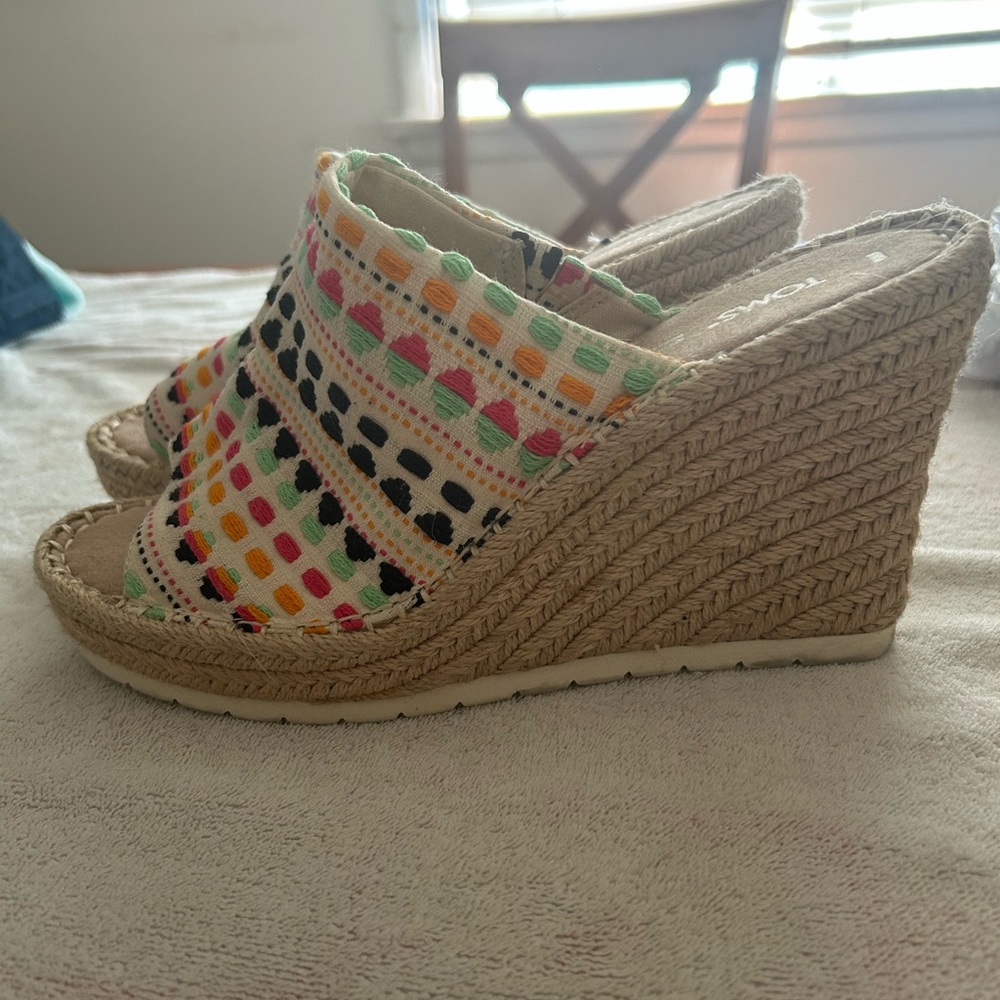 NWOT TOMS platform espadrille wedge size 9.5 W. Never worn